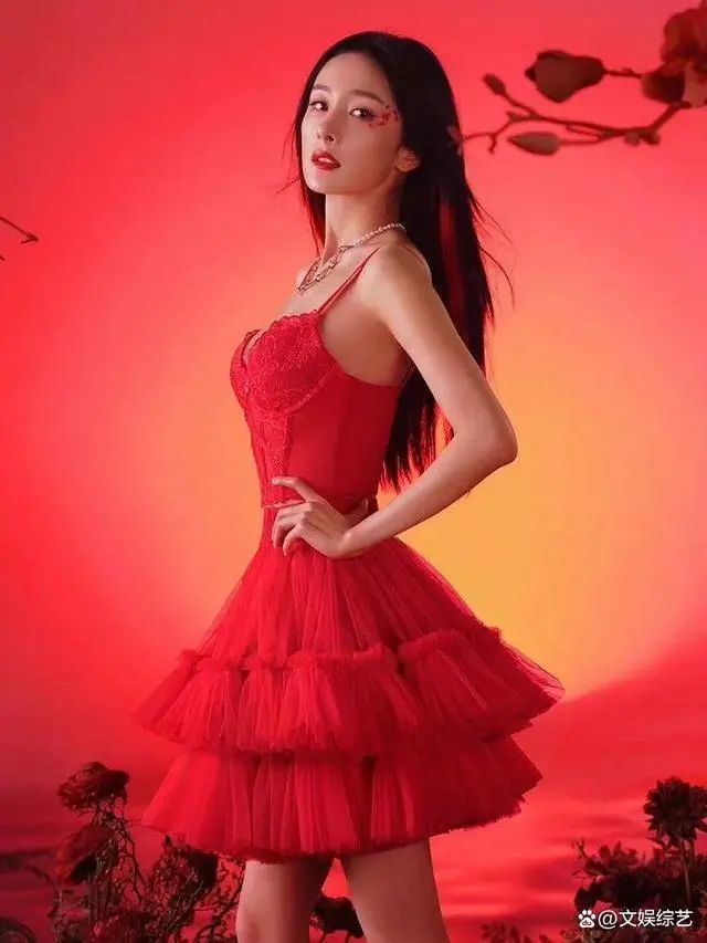 杨幂晒维密写真照,性感身材风情万种