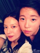 赵薇晒与王菲女儿窦靖童素颜亲密合影
