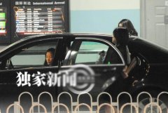 瞿颖素颜回京显老态 四处狂捞金换豪车