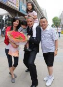 张庭晒全家福庆生照 一双儿女可爱出镜(图)