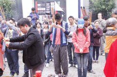 <b>《每个人都有秘密》青岛热拍中 陈司翰本色出演高富帅</b>