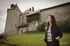 “王世子”女主角韩智敏瑞士旅行街拍 身姿迷人